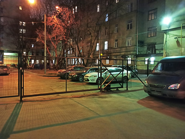 Фотография входа во двор дома Бутырская д.86 (со стороны метро)